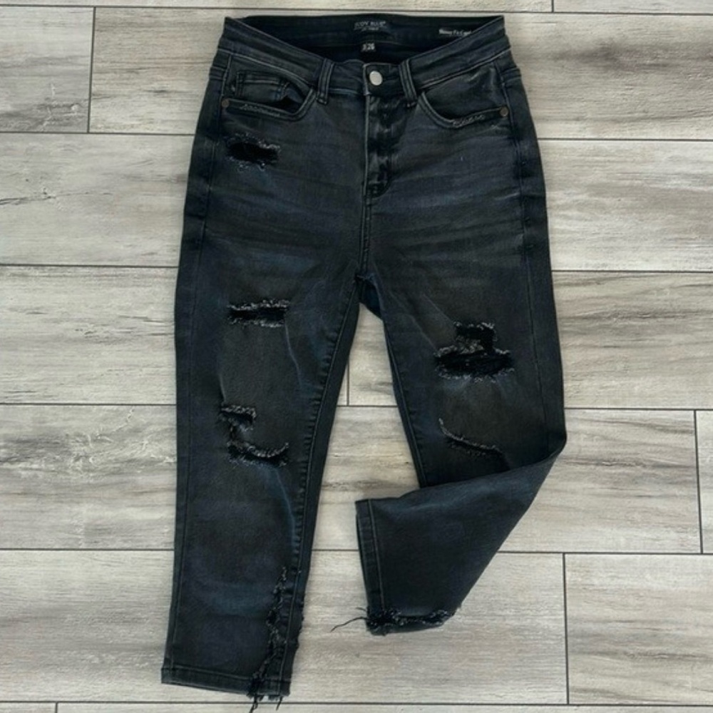 Distressed Black Jeans Capri